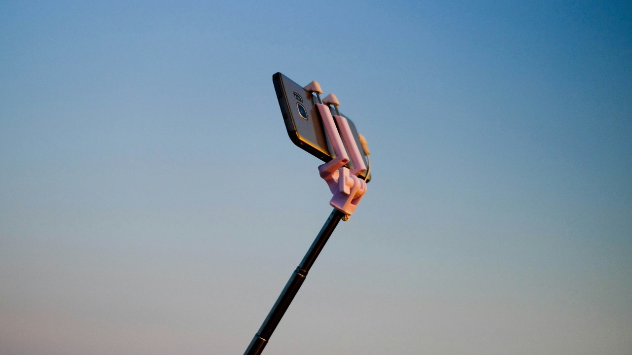 WHY I LOOK DIFFERENT IN PHOTOS VS THE MIRROR?