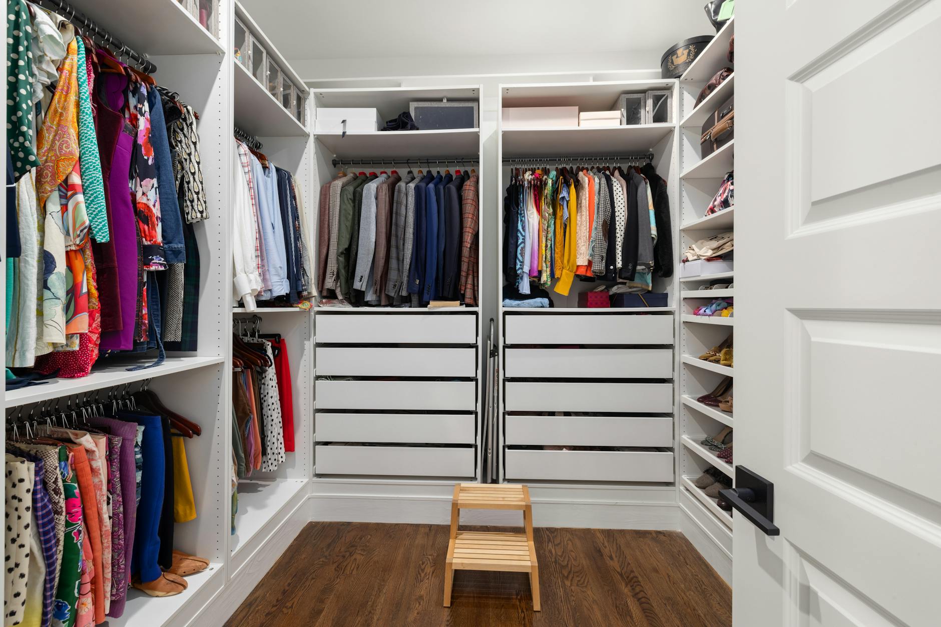 HOW TO ORGANIZE AN OVERFLOWING WARDROBE?
